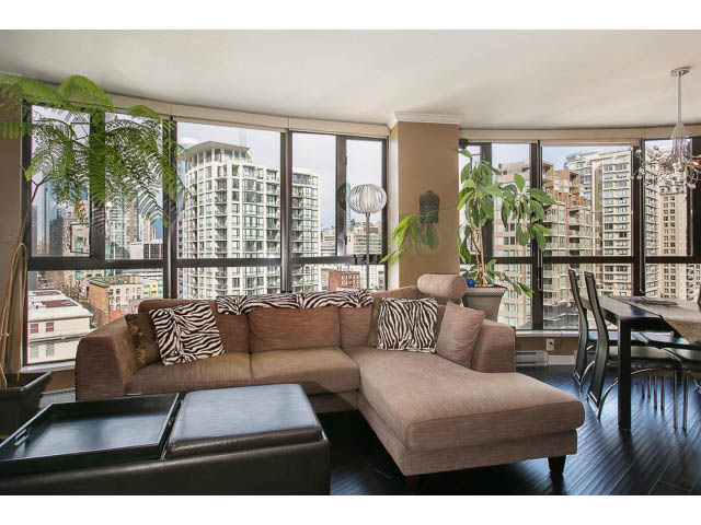 Furnished living room with hardwood floors, city view, and modern decor. - 1505 - 488 Helmcken, Vancouver Downtown