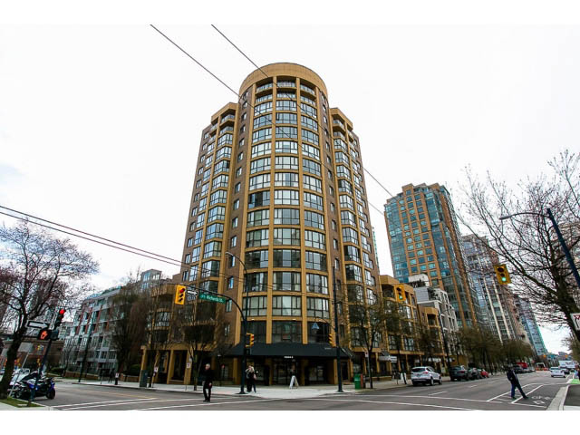 Furnished 2-bedroom + den with city view and modern design. - 1505 - 488 Helmcken, Vancouver Downtown