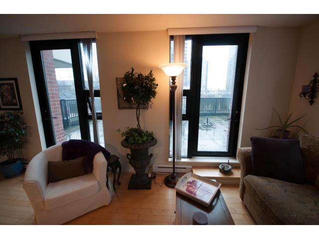 Bright living room with hardwood floors, city view, and cozy seating. - 404 - 909 Mainland, Vancouver Downtown