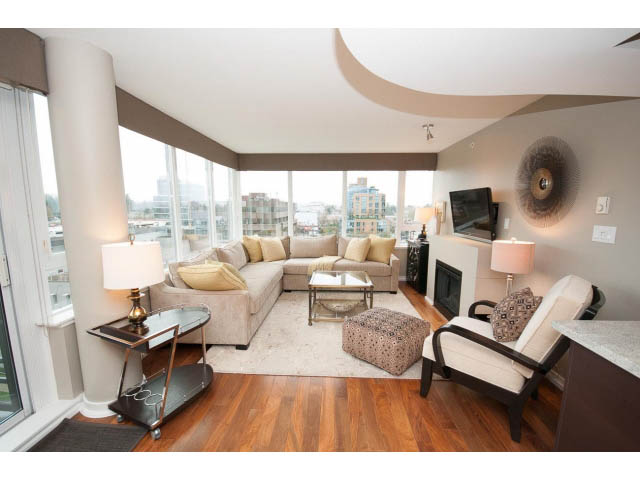 Spacious living room with hardwood floors, city view, and modern furnishings. - 901 - 1690 West 8th Ave, Vancouver West Side