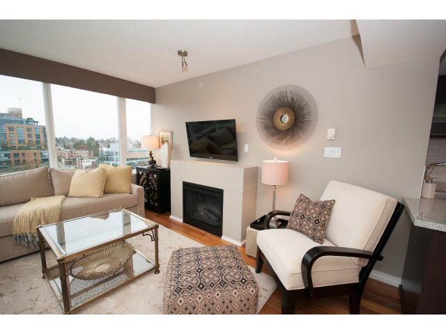 Spacious living room with hardwood floors, city view, and modern decor. - 901 - 1690 West 8th Ave, Vancouver West Side