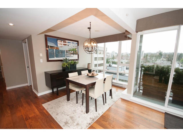 Bright dining area with hardwood floors, city view, and modern decor. - 901 - 1690 West 8th Ave, Vancouver West Side