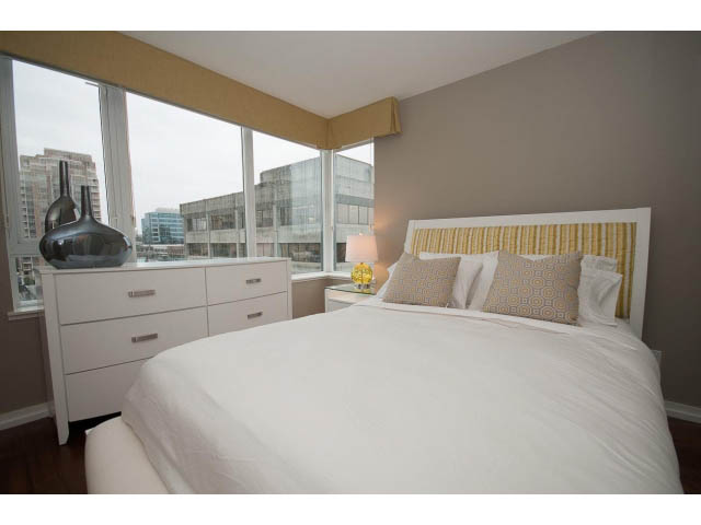 Bright bedroom with large windows, city view, and modern furnishings. - 901 - 1690 West 8th Ave, Vancouver West Side