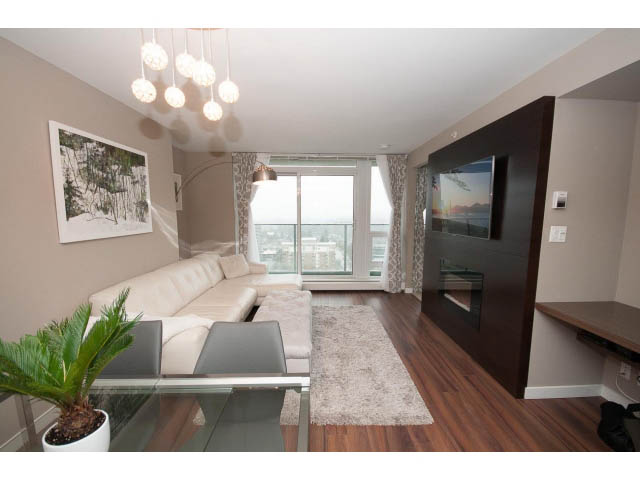 Furnished living room with hardwood floors, city view, and modern decor. - 1602 - 135 East 17th Street, North Vancouver