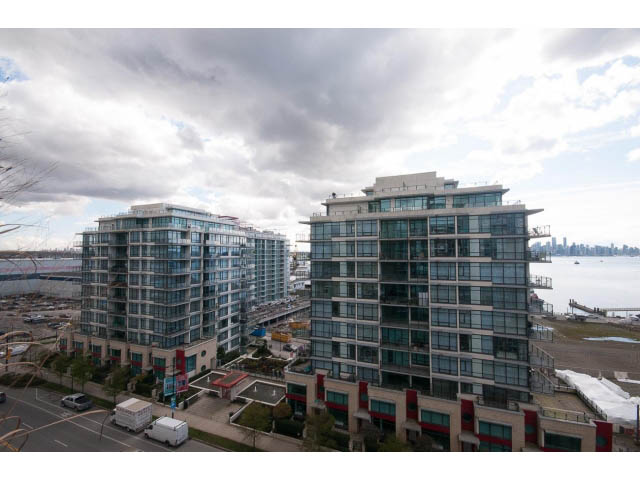 Furnished 1-bedroom + den with city view and modern design. - 906 - 168 Esplanade, North Vancouver