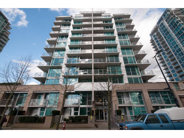 Spacious 1-bedroom + den condo with large windows and city views. - 906 - 168 Esplanade, North Vancouver