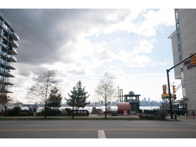 Furnished 1-bedroom + den with city view and modern furnishings. - 906 - 168 Esplanade, North Vancouver