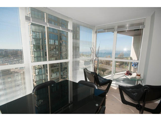 Bright living room with city view and modern furnishings. - 1502 - 907 Beach Ave, Vancouver Downtown