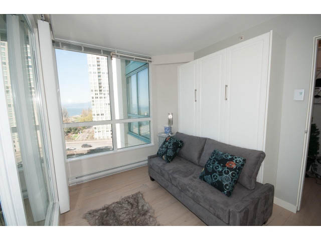 Bright living room with city view, hardwood floors, and modern furnishings. - 1502 - 907 Beach Ave, Vancouver Downtown