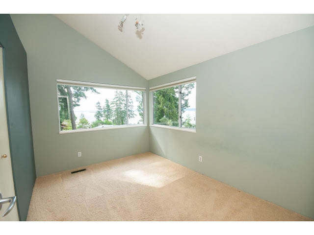 Bright living room with large windows and carpeted floor. - 3890 Sharon Drive, West Vancouver