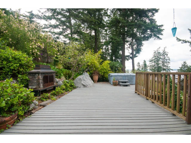Furnished deck with wooden railings and garden view. - 3890 Sharon Drive, West Vancouver