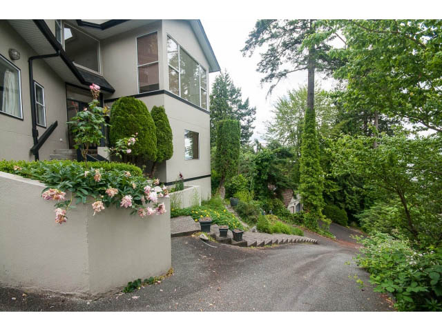 Furnished 3-bedroom house with a private driveway and lush greenery. - 3890 Sharon Drive, West Vancouver