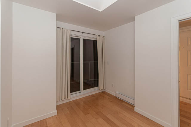 Bright living room with hardwood floors and large windows. - 2263 Heather st., Vancouver West Side