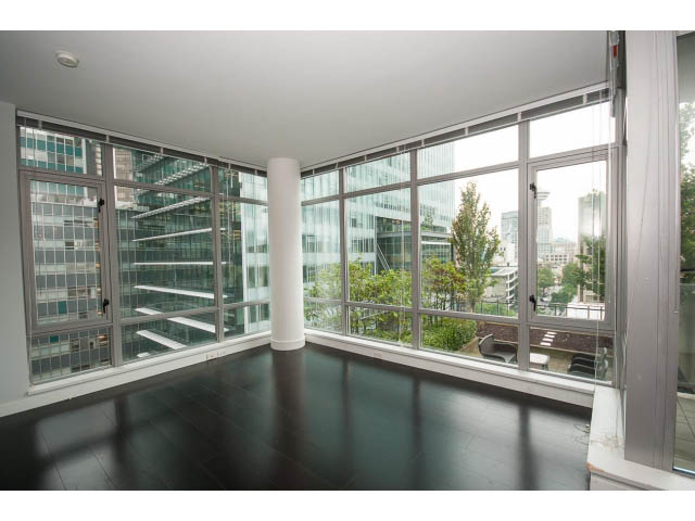 Spacious living room with hardwood floors and a city view. - 1106 - 788 Richards, Vancouver Downtown