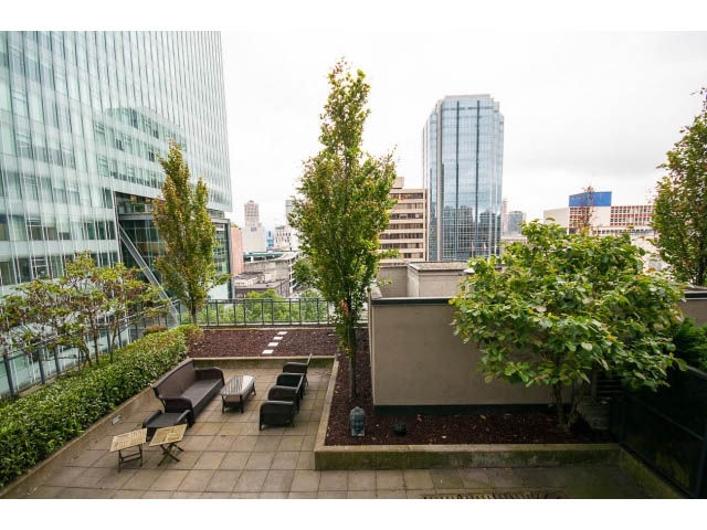 Furnished rooftop patio with city view and seating area. - 1106 - 788 Richards, Vancouver Downtown