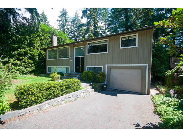 Spacious 3-bedroom + den shared house with modern design and large windows. - Upper - 1998 Cortell St., North Vancouver