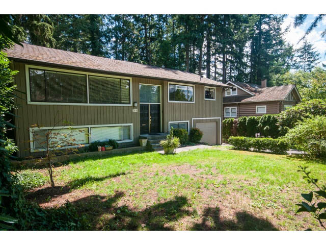 Furnished 3-bedroom + den shared house with a spacious backyard and mature trees. - Upper - 1998 Cortell St., North Vancouver