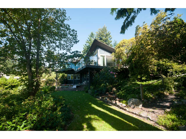Furnished 2-bedroom + den house with a serene garden and modern architecture. - 6190 Candia Place, West Vancouver