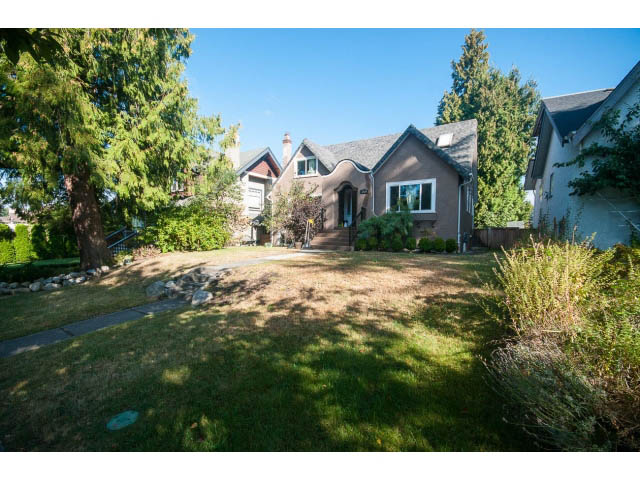 Spacious backyard with lush greenery and a well-maintained lawn. - 2939 West 30th Ave, Vancouver West Side