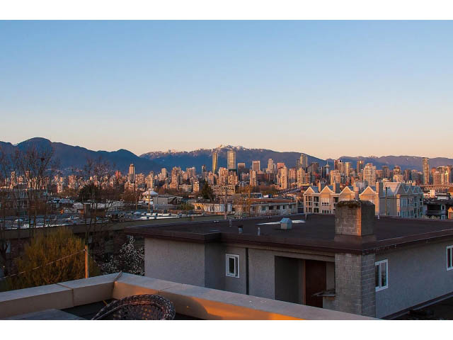Spacious 2-bedroom condo with stunning city view and rooftop access. - 402 - 2252 West 5th Ave, Vancouver West Side
