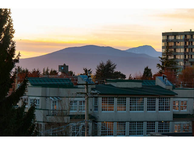 Spacious 2-bedroom condo with stunning mountain view and modern furnishings. - 402 - 2252 West 5th Ave, Vancouver West Side