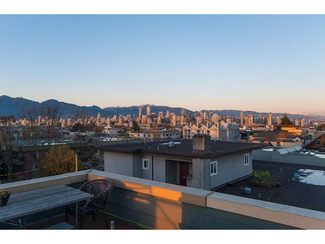 Spacious 2-bedroom condo with a stunning city view and rooftop patio. - 402 - 2252 West 5th Ave, Vancouver West Side