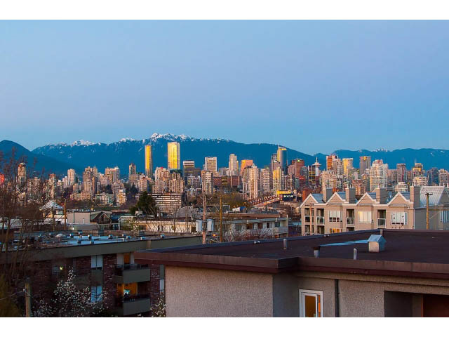 Spacious 2-bedroom condo with stunning city view and modern furnishings. - 402 - 2252 West 5th Ave, Vancouver West Side