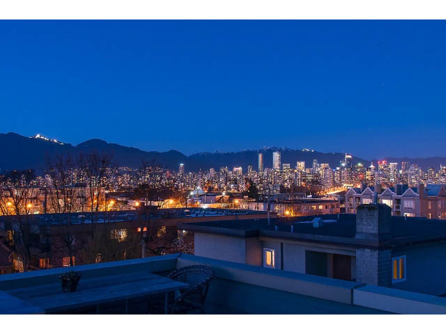 Furnished 2-bedroom condo with a stunning city view and rooftop patio. - 402 - 2252 West 5th Ave, Vancouver West Side