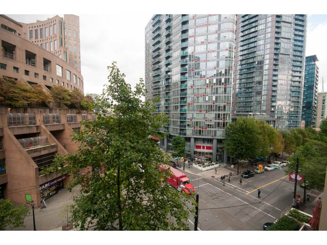 Bright living room with city view and modern furnishings. - 602 - 819 Hamilton Street, Vancouver Downtown