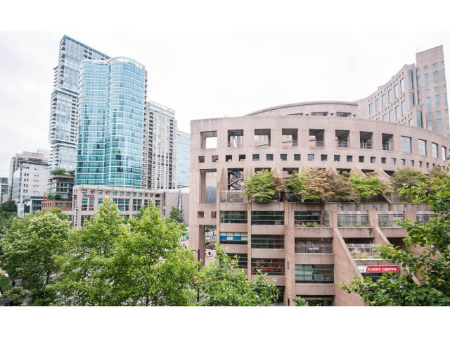Bright living room with city view and modern furnishings. - 602 - 819 Hamilton Street, Vancouver Downtown
