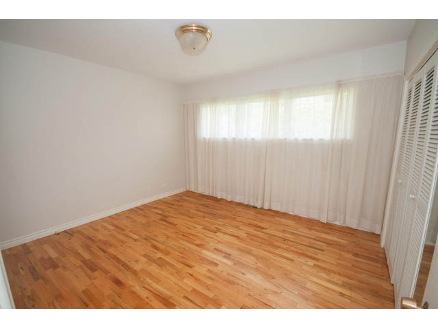 Bright living room with hardwood floors and sheer curtains. - 221 Carisbrooke Crescent, North Vancouver
