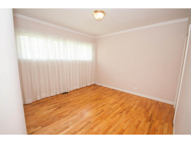 Bright living room with hardwood floors and sheer curtains. - 221 Carisbrooke Crescent, North Vancouver