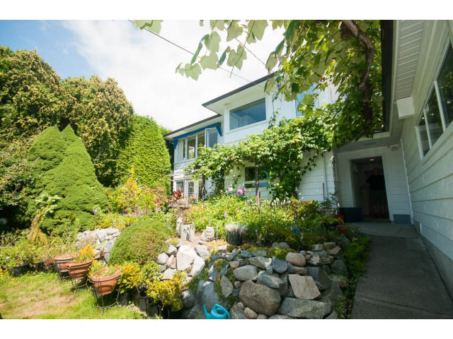 Furnished 4-bedroom house with lush garden, stone pathway, and greenery. - 221 Carisbrooke Crescent, North Vancouver