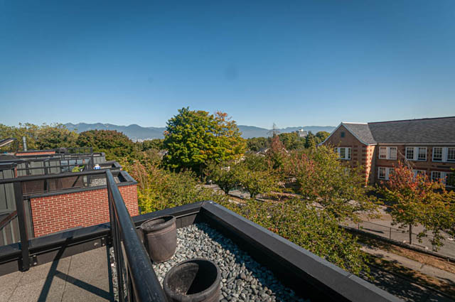 Bright living room with city view and rooftop access. - 2753 Guelph Street, Vancouver East Side