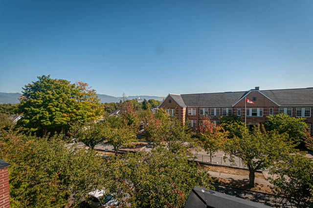 Furnished 2-bedroom + den townhouse with city view and brick exterior. - 2753 Guelph Street, Vancouver East Side