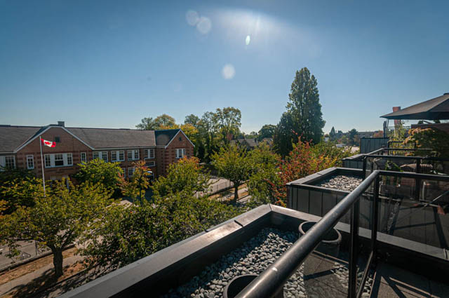 Furnished 2-bedroom + den townhouse with city view and modern balcony. - 2753 Guelph Street, Vancouver East Side