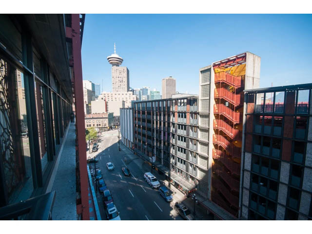 Bright living room with city view and modern furnishings. - 803 - 128 Cordova St W, Vancouver Downtown