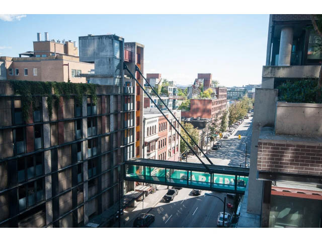 Bright living room with city view and modern furnishings. - 803 - 128 Cordova St W, Vancouver Downtown
