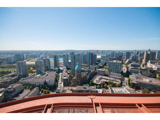 Bright living room with city view and modern furnishings. - 803 - 128 Cordova St W, Vancouver Downtown