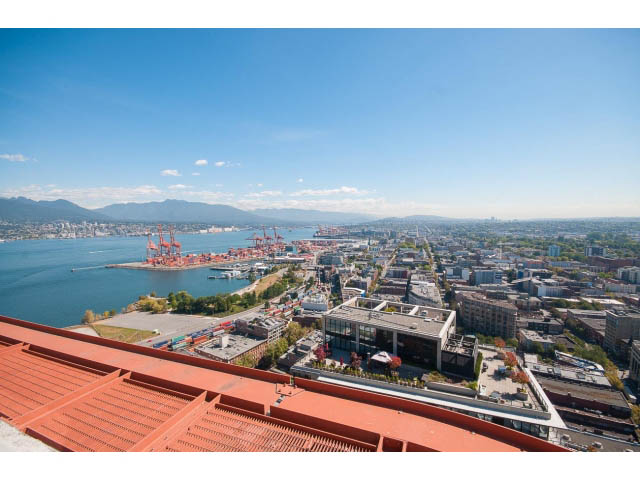 Spacious 2-bedroom condo with stunning city view and rooftop access. - 803 - 128 Cordova St W, Vancouver Downtown