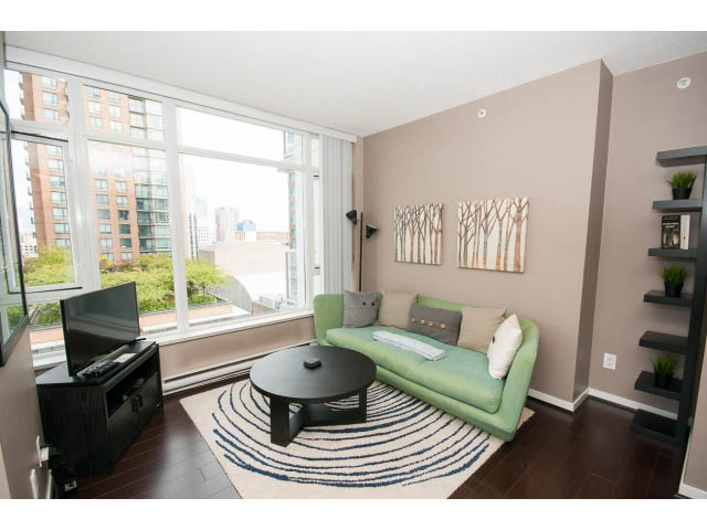 Bright living room with hardwood floors, city view, and modern furnishings. - 1202 - 480 Robson Street, Vancouver Downtown