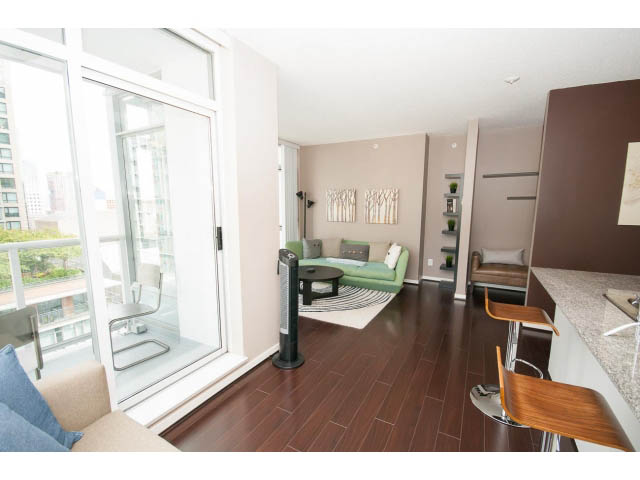 Bright living room with hardwood floors, city view, and modern furnishings. - 1202 - 480 Robson Street, Vancouver Downtown