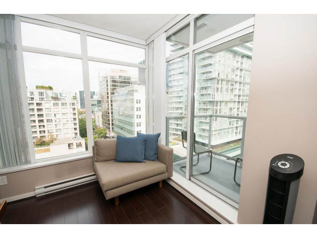 Bright living room with hardwood floors, city view, and modern furnishings. - 1202 - 480 Robson Street, Vancouver Downtown