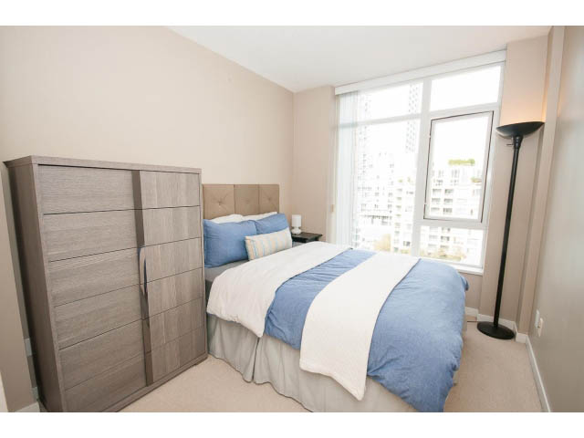 Bright, modern 1-bedroom condo with city view and large windows. - 1202 - 480 Robson Street, Vancouver Downtown