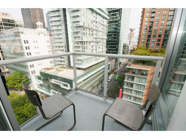 Bright balcony with city view and modern furniture. - 1202 - 480 Robson Street, Vancouver Downtown