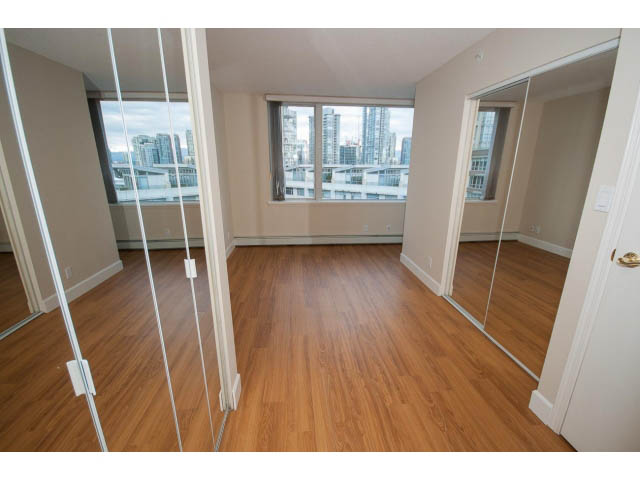 Bright living room with hardwood floors and city view. - 707 - 1288 Marinaside Crescent, Vancouver Downtown