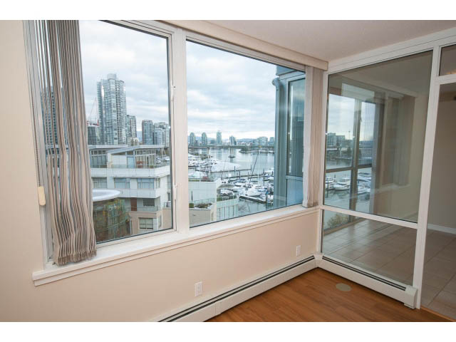 Bright living room with hardwood floors and a stunning city view. - 707 - 1288 Marinaside Crescent, Vancouver Downtown