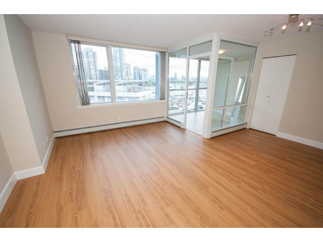 Bright living room with hardwood floors and city view. - 707 - 1288 Marinaside Crescent, Vancouver Downtown