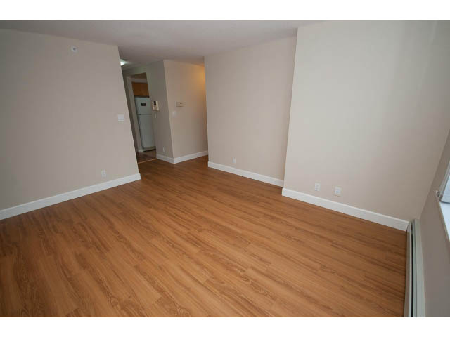 Bright living room with hardwood floors and neutral walls. - 707 - 1288 Marinaside Crescent, Vancouver Downtown