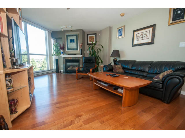 Spacious living room with hardwood floors, city view, and modern furnishings. - 603 - 1425 West 6th Ave, Vancouver West Side